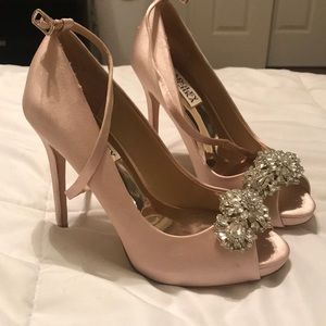 BRAND NEW Badgley Mischka satin pumps